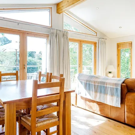 4 Lake View Looe